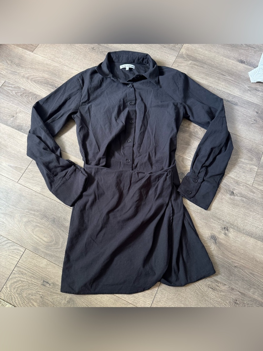 Reformation Weston Dress in black. 
Black minidress with long sleeves and button - Picture 5 of 8